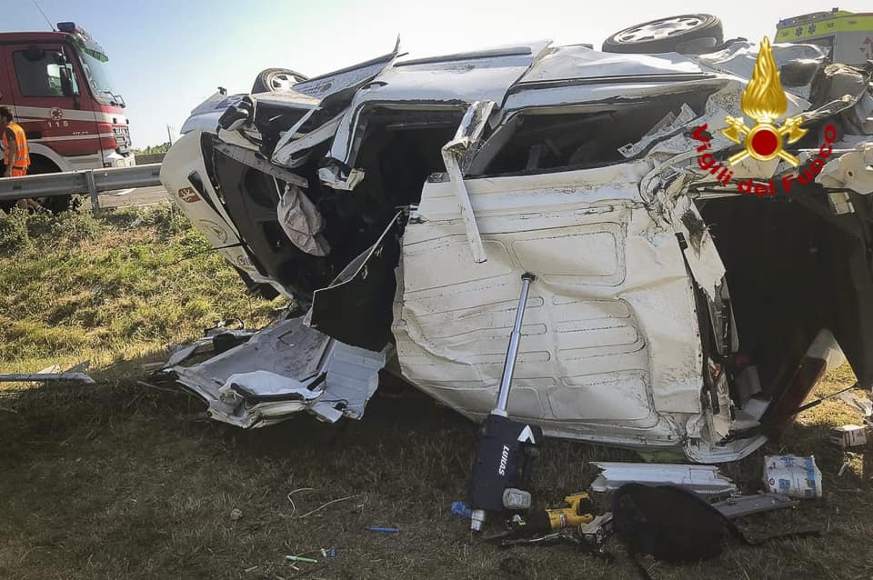 Pulmino si ribalta in autostrada. Sette feriti e lunghe code - Sabato Sera