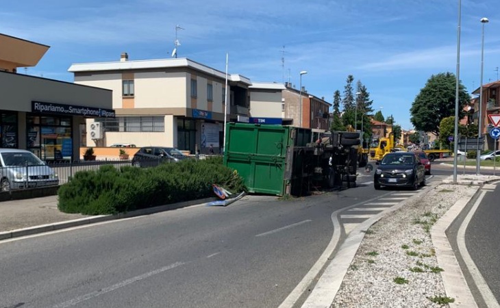 Camion si ribalta alla rotonda e perde il carico, traffico in tilt per ...